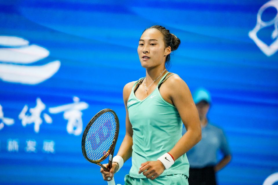 中国香港队首发：19-谢家荣（GK）、5-艾里奥（C）、6-胡晋铭、8-陈俊乐、9-安永佳、11-艾华顿、13-李毅凯、16-陈肇钧、17-陈晋一、21-茹子楠、26-祖连奴官方：26岁范德贝克从曼联租借加盟法兰克福官方消息，范德贝克以租借的形式将在一月份从曼联加盟法兰克福，租借期为半年。